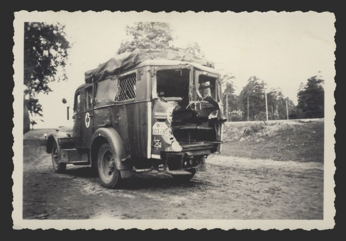 original Foto, zerstörter beschossener Sanitäts-
