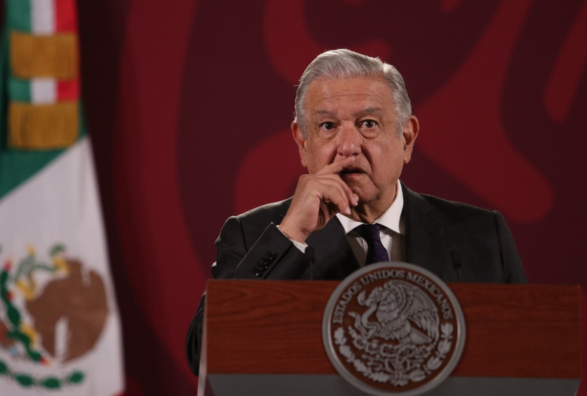 AMLO acusa a Netflix de pintar el narcotráfico como un “mundo de color rosa”