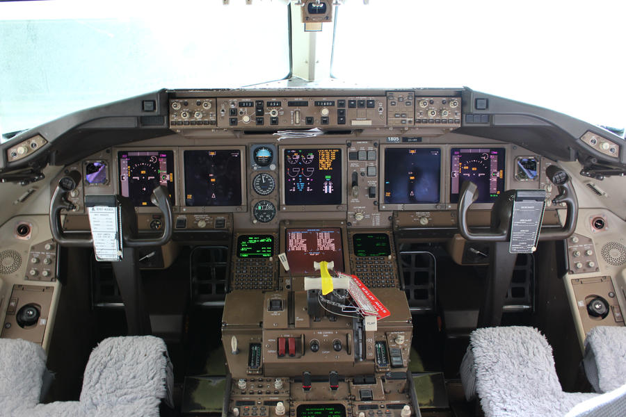 767-400-cockpit-by-biscayne12-d4tf76n.jp