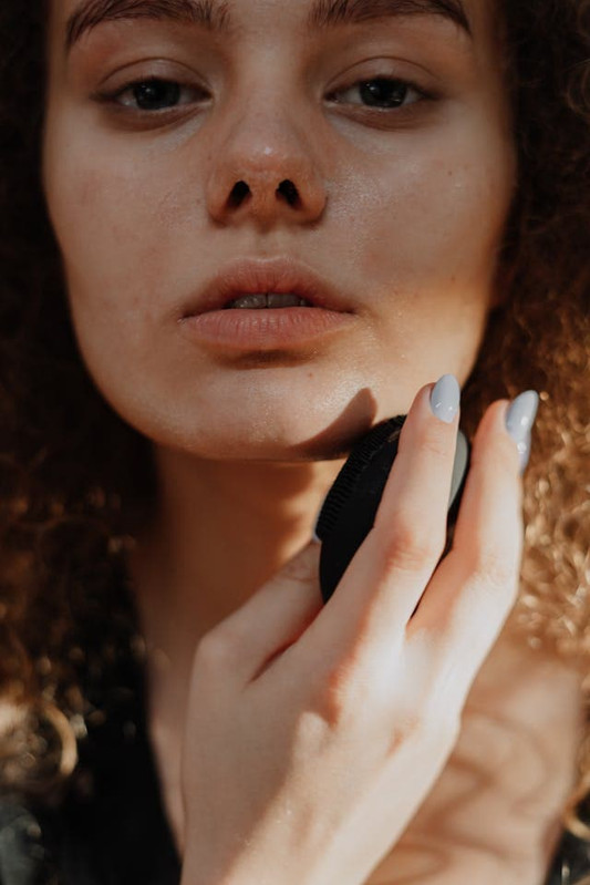 A girl with increased skin sensitivity due to compromised skin barrier 