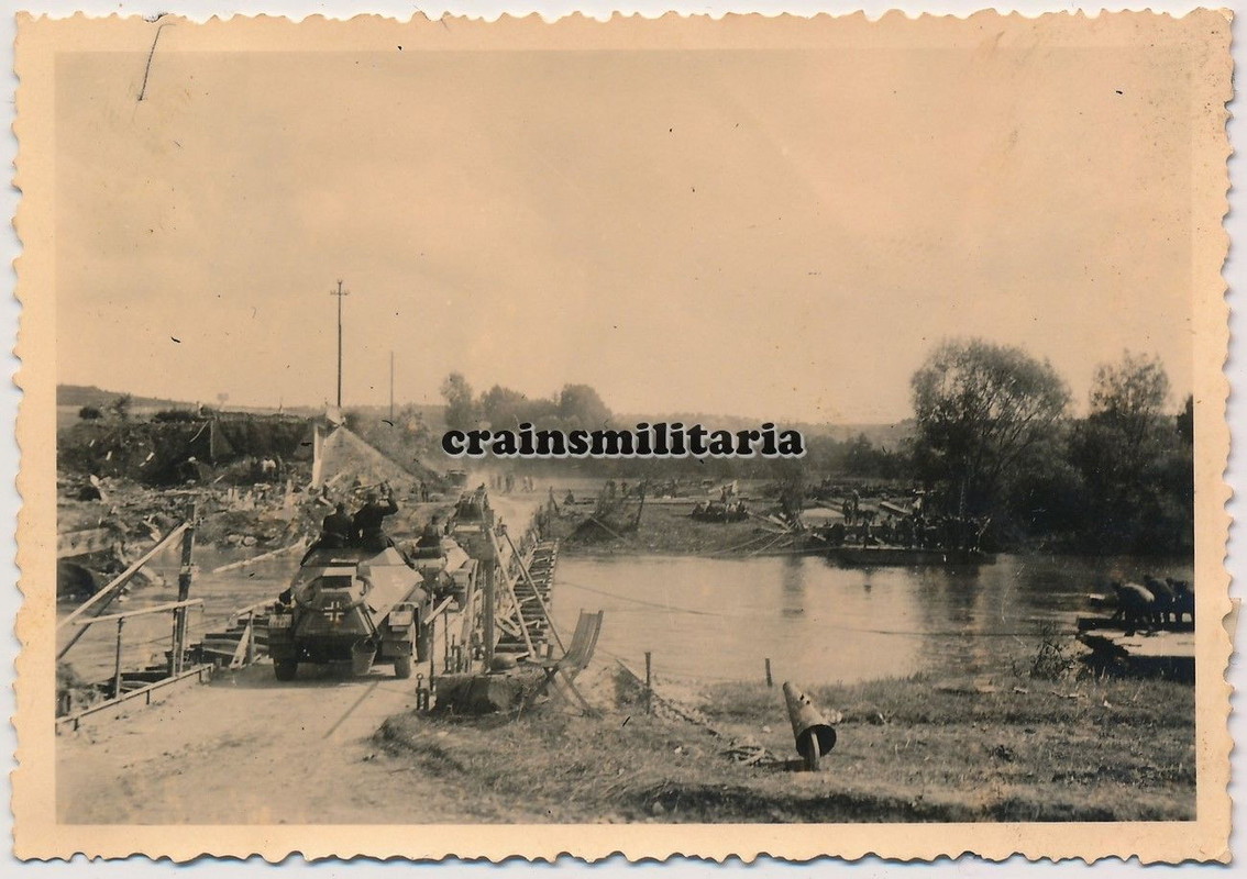 Orig. Foto SdKfz 222 Panzerspähwagen über Notbrü