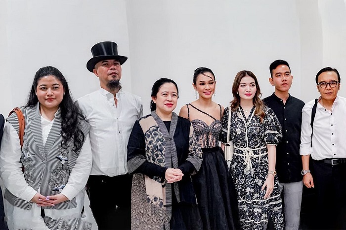 Puan Maharani saat berfoto bersama Ahmad Dhani dan Ari Lasso, serta Andien yang turut menjadi penampil dalam konser Dewa-19 “A Night At The Orchestra” di Solo.