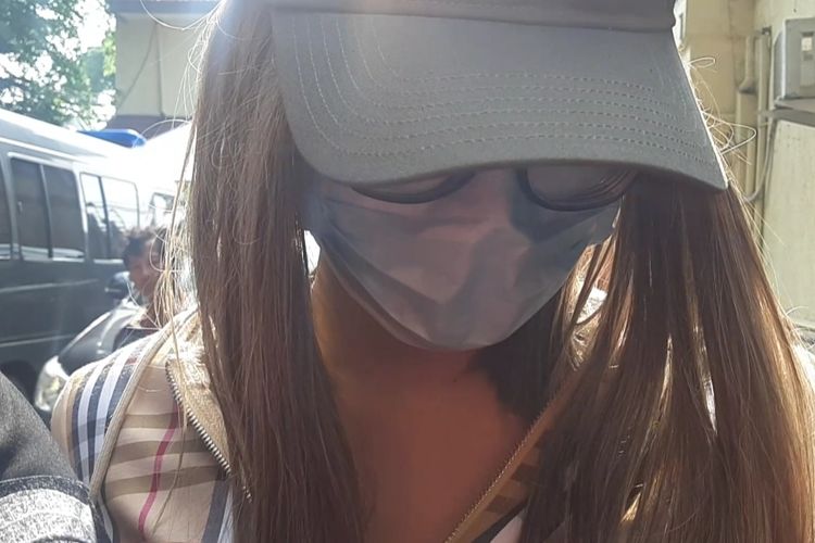 Lucinta Luna menunduk saat tiba di Polres Metro Jakarta Barat, Rabu (12/2/2020) siang.