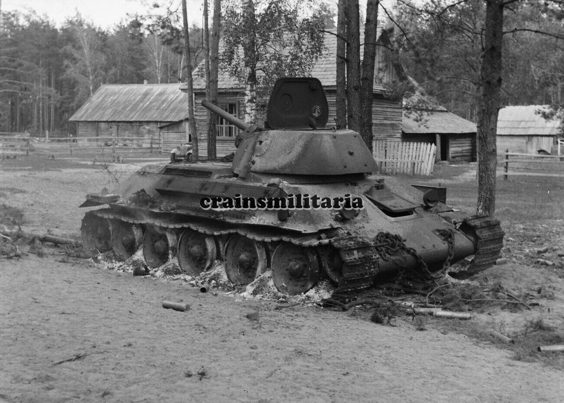 Negativ Foto zerstörte russische Beute Panzer T-34 Tank in Russl