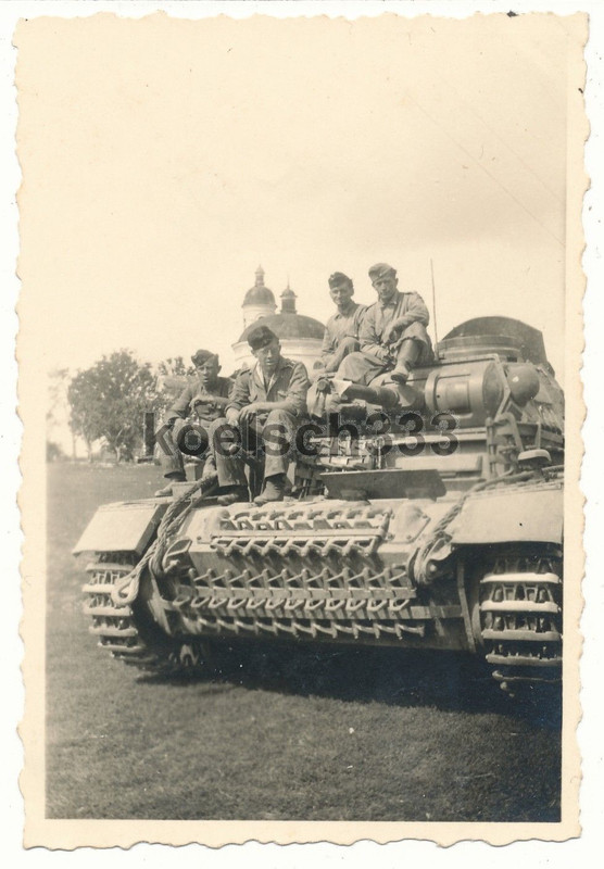 Foto Panzermänner auf Panzer III vor Kirche in Russland 18. Panz