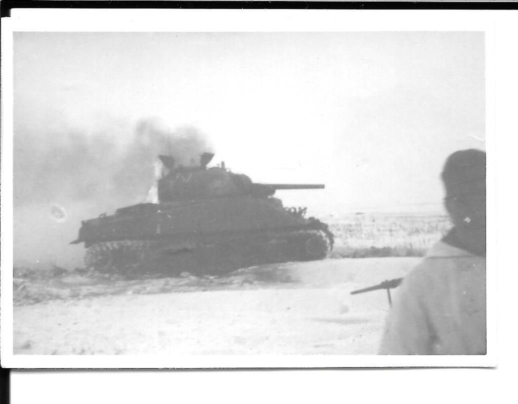 Foto Winter 1944 Rückzug Ostfront Abgeschossener Sherman Panzer 