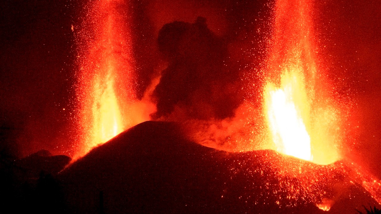 Volcán de La Palma lanza fuentes de lava mientras continúa la actividad sísmica