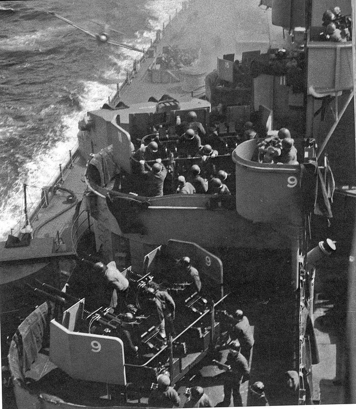 El USS Missouri momentos antes de ser embestido por un Kamikaze, 11 de abril de 1945 El USS Missouri momentos antes de ser embestido por un Kamikaze, 11 de abril de 1945