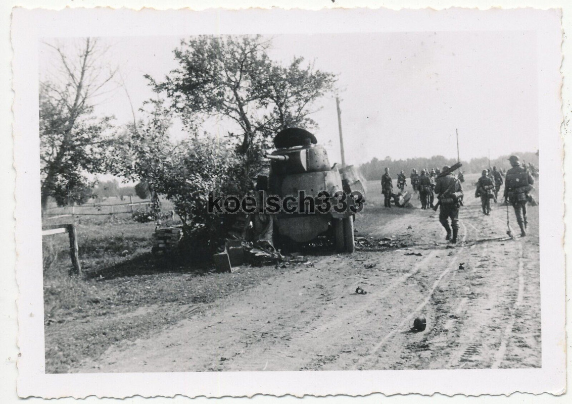 Foto Soldaten der Wehrmacht an einem russischen BA-10 Panzerwagen Wrack im Osten (2)