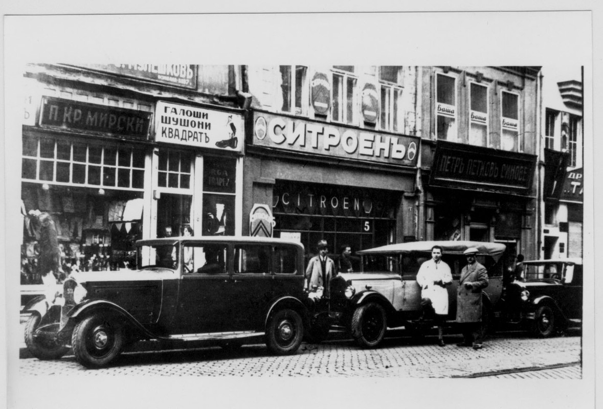 VITRINE AGENCE CITROEN 2