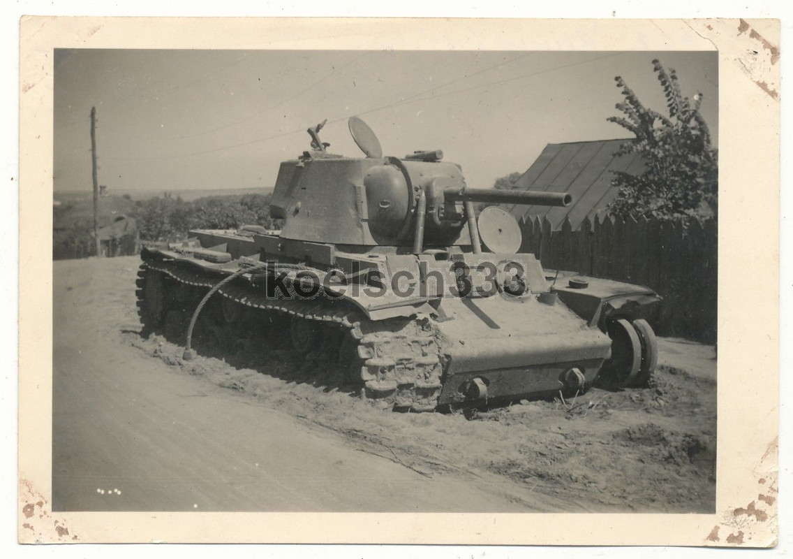 Foto von Panzerjägern ausgeschalteter KW-I Panzer ! Beute Tank W