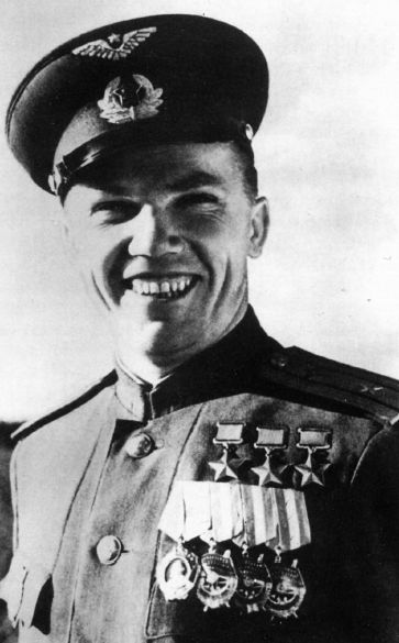 Imagen de posguerra de Kozhedub luciendo sus condecoraciones. Nótese en la parte superior las tres medallas de Héroe de la Unión Soviética Imagen de posguerra de Kozhedub luciendo sus condecoraciones. Nótese en la parte superior las tres medallas de Héroe de la Unión Soviética