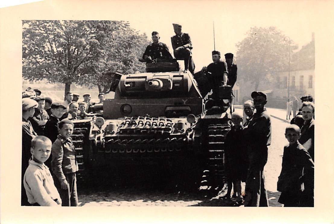 Französische Kinder an Panzer III Divisionzeiche