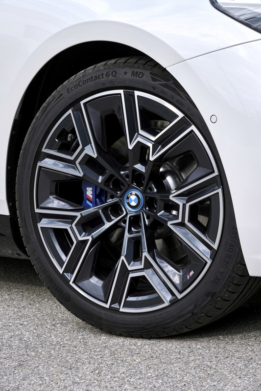 P90551864_highRes_the-new-bmw-530e-tou