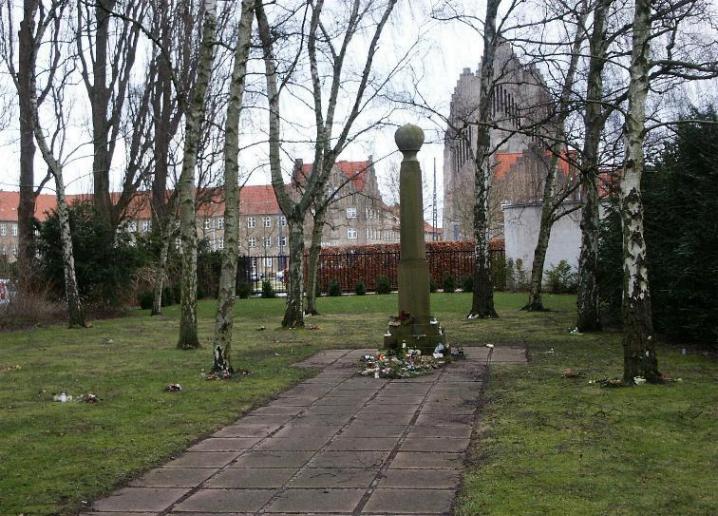 24203221-120144075700