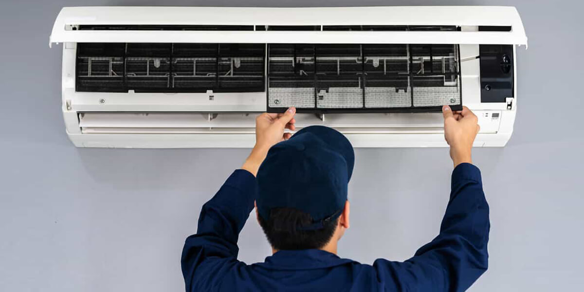 Technicien réparant un climatiseur