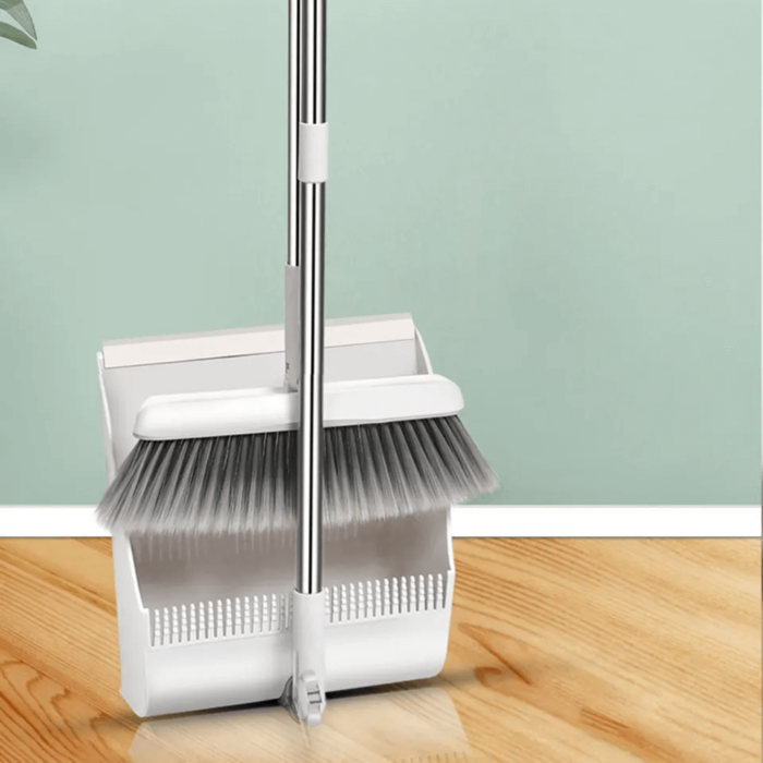Escoba giratoria con cabezal rotatorio de 180 grados y cerdas suaves.