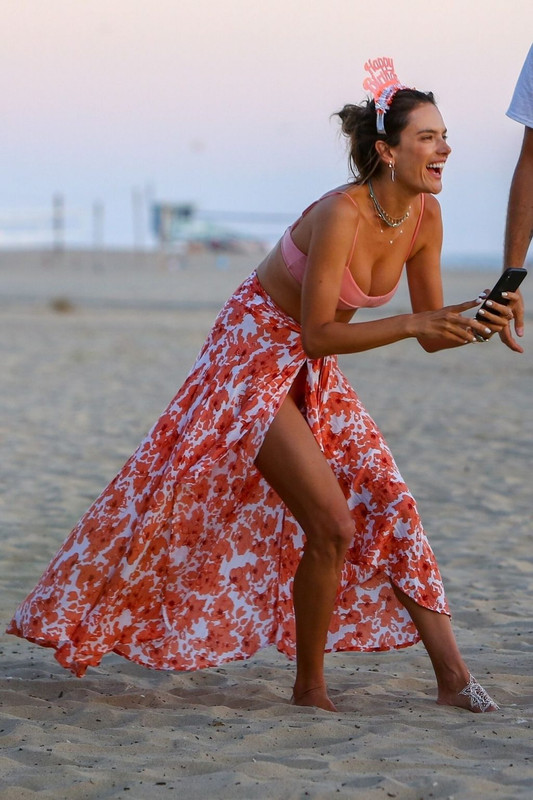 Alessandra-Ambrosio-UPSKIRTSTARS.COM-1024x1536 (13)