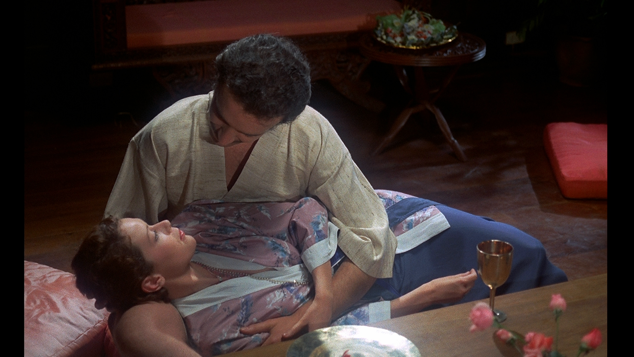 Emmanuelle 1974 1080p Blu-ray REMUX AVC DTS-HD MA 2.0 - AYA.mkv_snapshot_00.32.29_[2020.06.27_06.26.