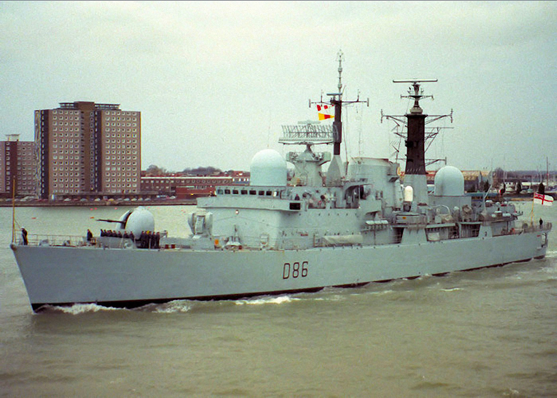 HMS Birmingham (D.86) покидает Портсмут, 7 февраля 1988