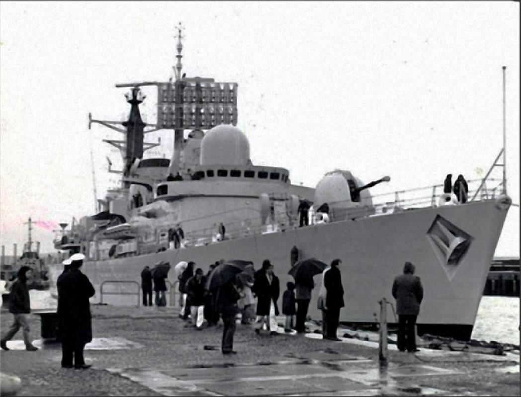 HMS Sheffield (D.80) покидает Барроу