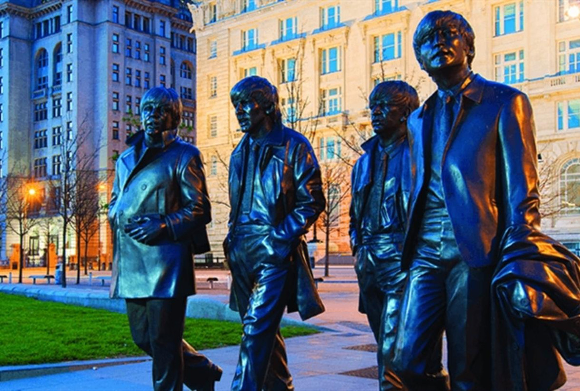 The-Beatles-Statue-1098402454