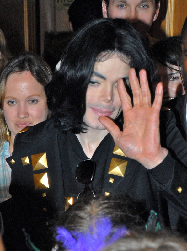 MJ-michael-jackson-2002-2009-12438700-1641-2204.jpg