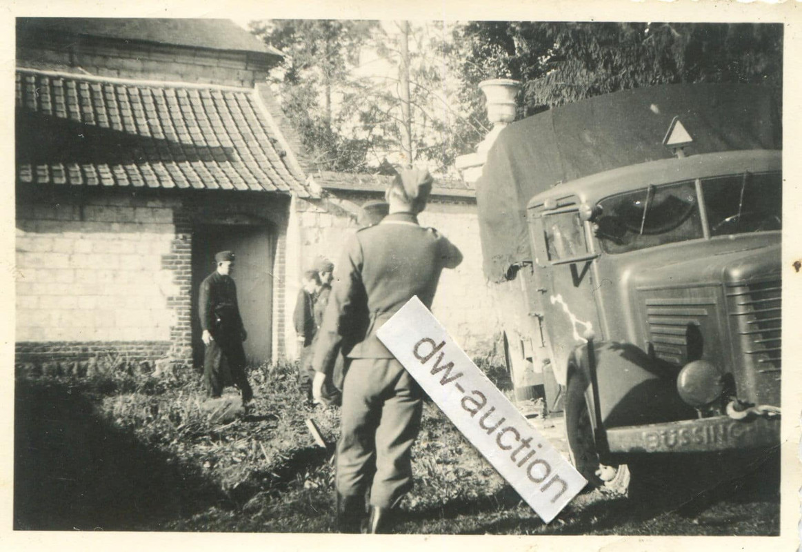 Fahrzeug LKW mit Wappen auf Tür