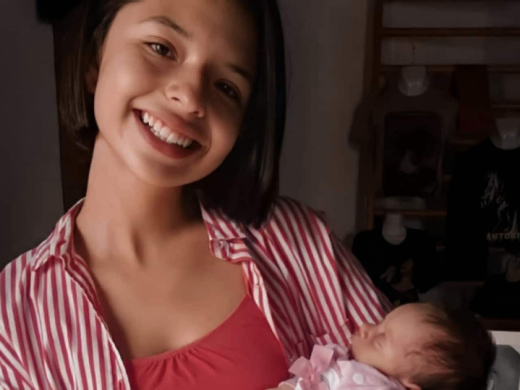 Por esta foto dicen que Ángela Aguilar tuvo un bebé a los 16 años