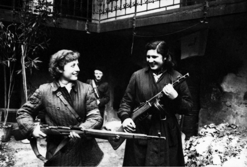 Wittner Mária és Sticker Katalin 1956 októberében, dicsőséges szabadságharcunk napjaiban. Sticker Katalint kivégezték.