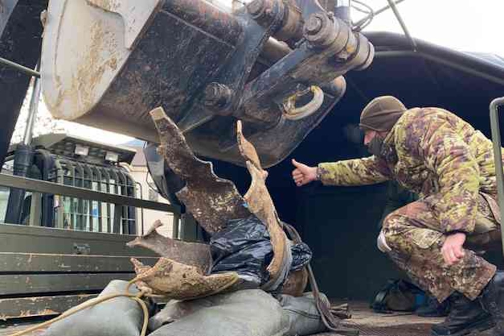 Un momento del traslado de los restos de la bomba detonada