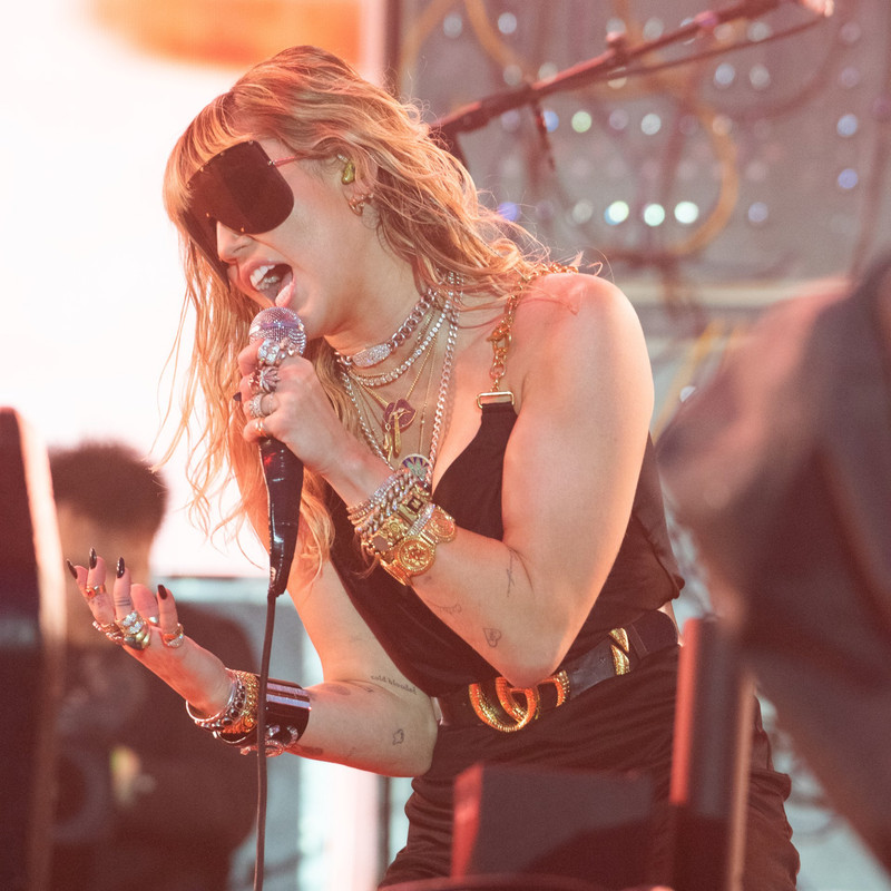 Miley-Cyrus-Sexy-on-Stage-11