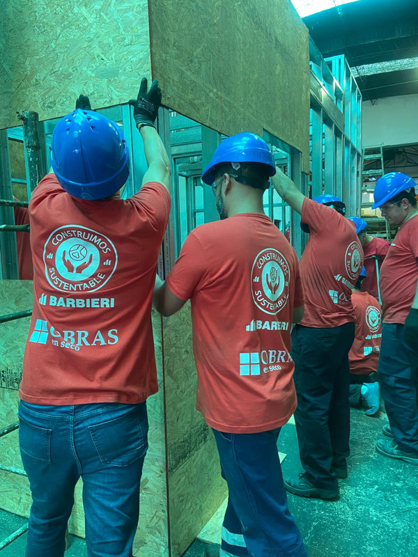 Instalación de estructura en construcción en seco