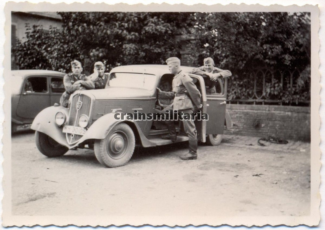 Orig. Foto Soldaten mit französische Beute Pkw P