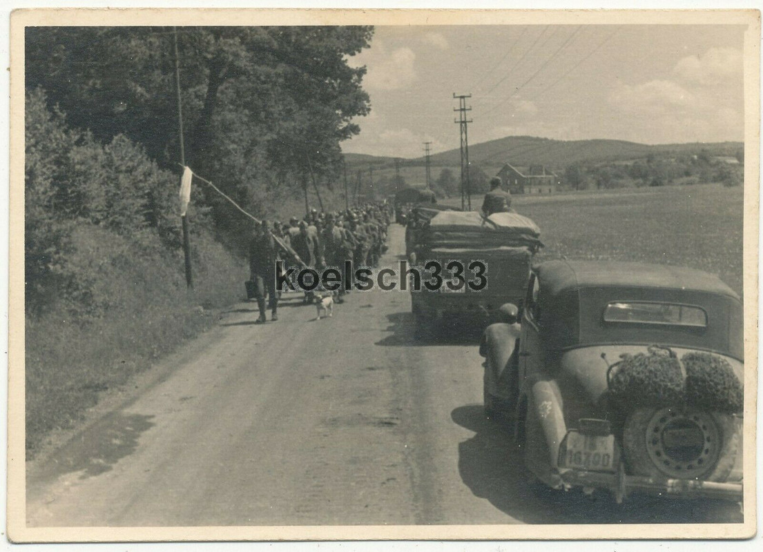 Foto gefangene französische Soldaten mit weißer Fahne neben Wehrmacht Fahrzeugen