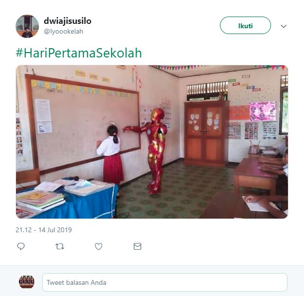 Guru yang memakai kostum Iron Mas