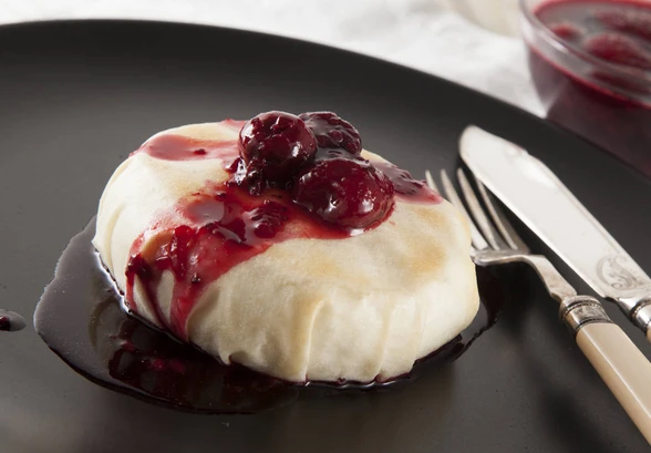 Запечённый камамбер в ягодном варенье (220г)