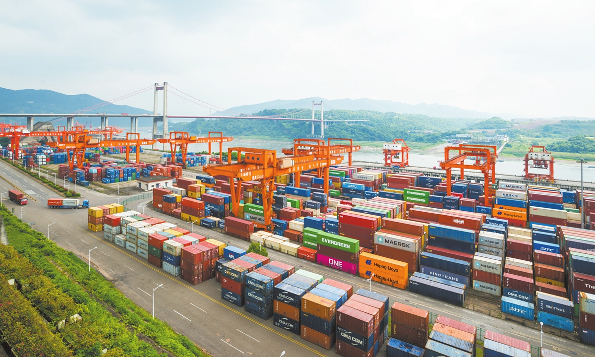 Porto com containers - Rede operacional HG Global Solutions
