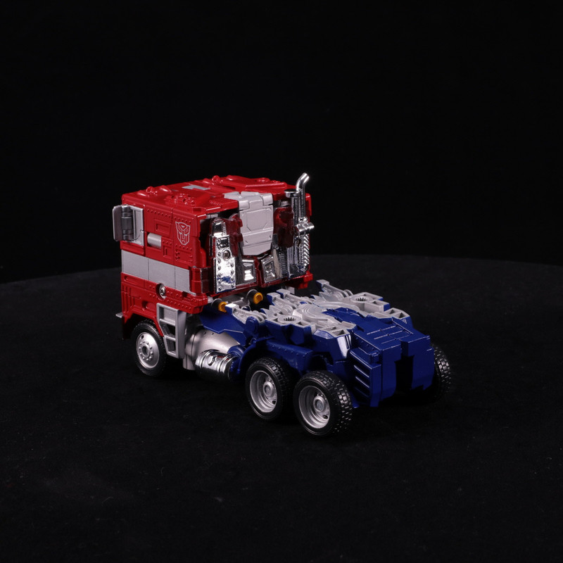 Legendary-Optimus-Prime-15