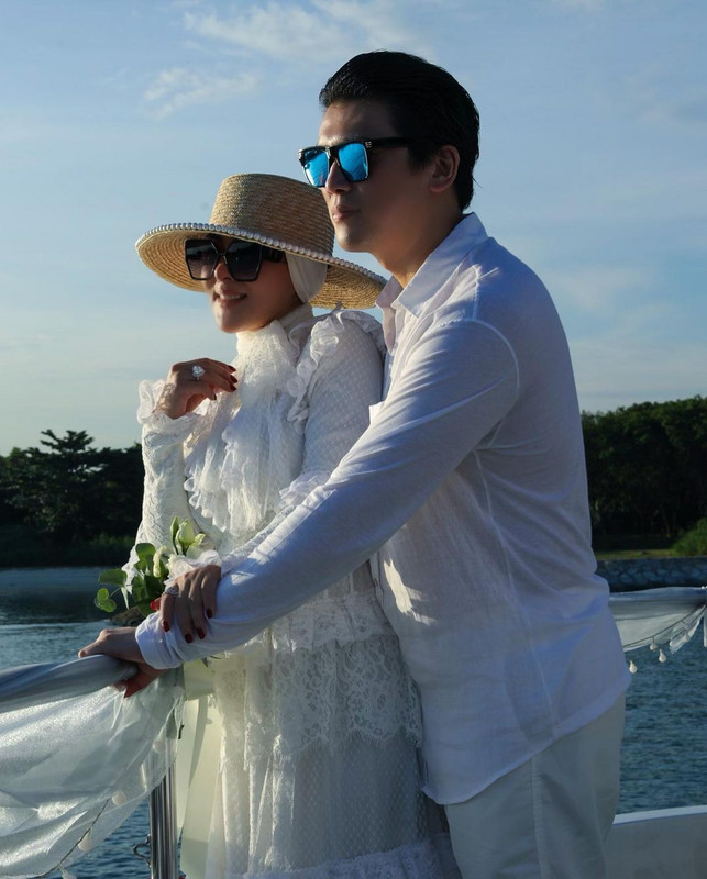 Momen mesra Syahrini dan Reino Barack saat nikmati liburan di Jepang.