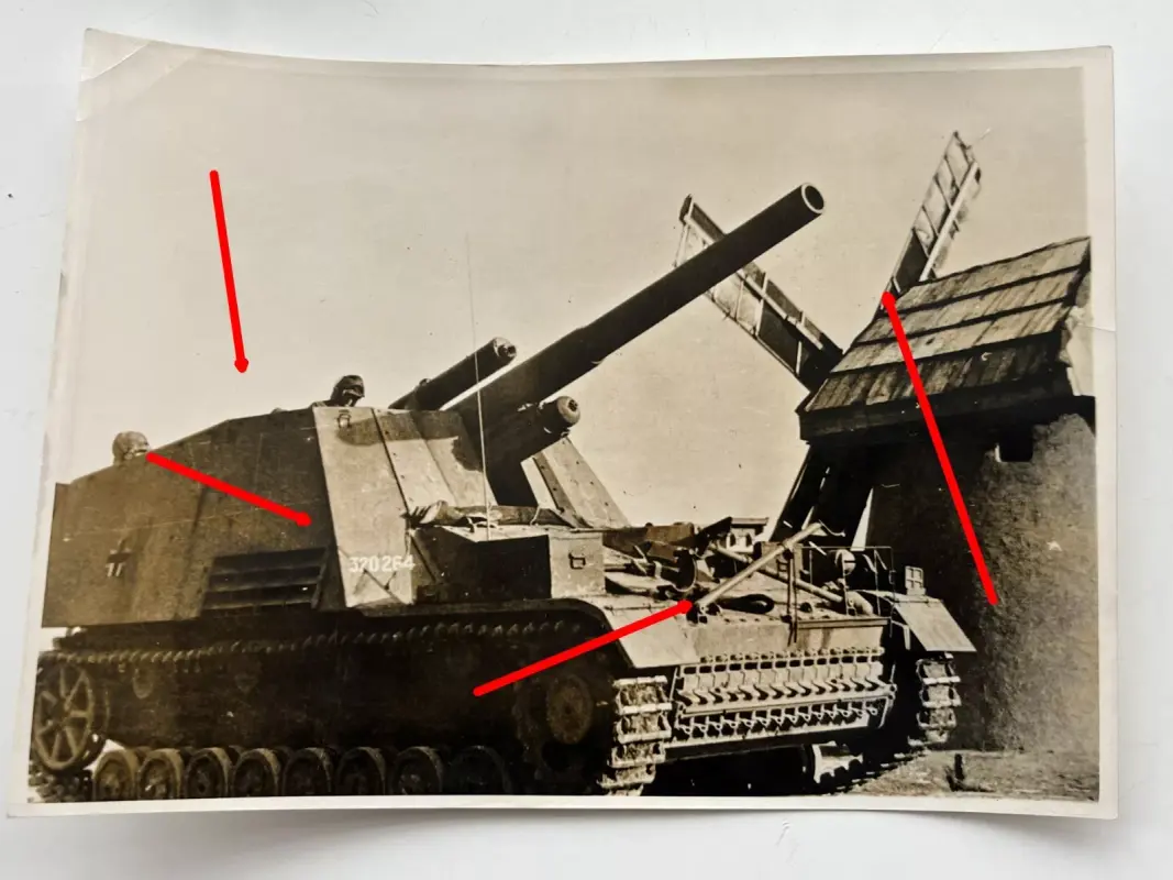 Foto Russland, Sd. Kfz 165, Panzerhaubitze Hummel auf der Krim neben Windmühle