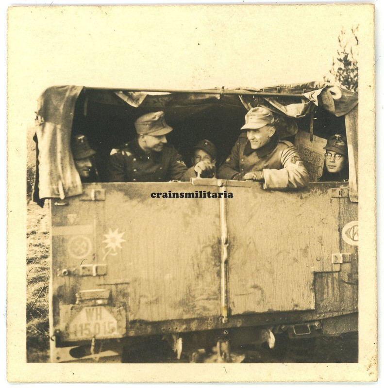 Orig. Foto Gebirgsjäger in Lkw mit Edelweiss Wappen Truppenkennzeichen