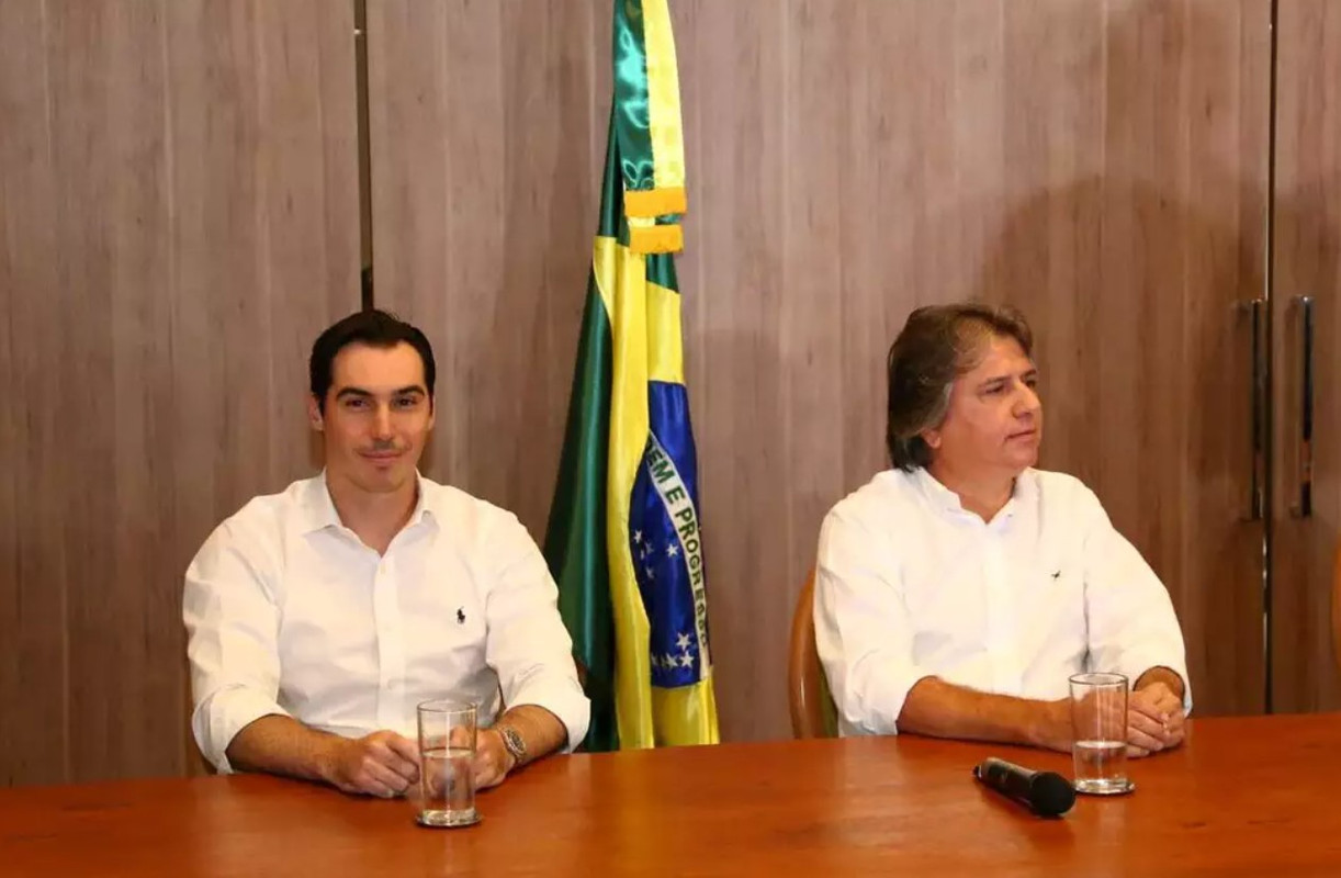 Rodrigo Perez, novo secretário de Gestão e Estratégia ao lado de deputado estadual Pedro Arlei Caravina (PSDB), durante coletiva de imprensa (Foto: Paulo Francis)