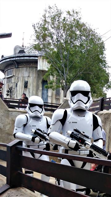 PERSONAJES EN STAR WARS: GALAXY'S EDGE - DISNEYLAND ~ STAR WARS: GALAXY'S EDGE, LA GUIA (9)