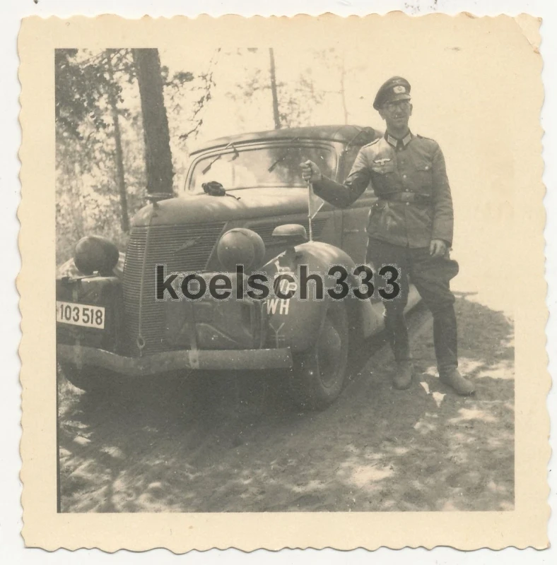 Foto Offizier am Ford PKW mit Kennung der 17 Panzer Division in Russland 1941