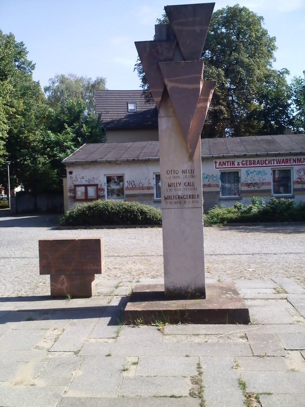 Estatua en recuerdo de 3 alemanes asesinados por el Régimen Nazi