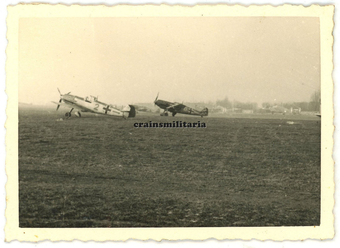Orig. Foto Messerschmitt Bf 109 Flugzeug JG53 am Flugplatz MONTDIDIER Frankreich (1)