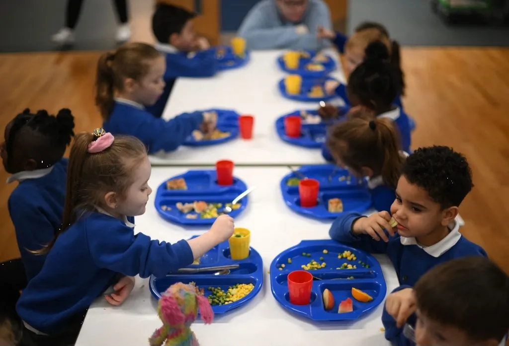 Todos los alumnos de primaria en Londres recibirán comidas escolares gratuitas