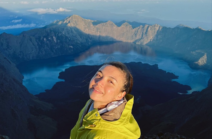 Momen Angela Gilsha saat berada di puncak Gunung Rinjani, Lombok, Nusa Tenggara Barat.