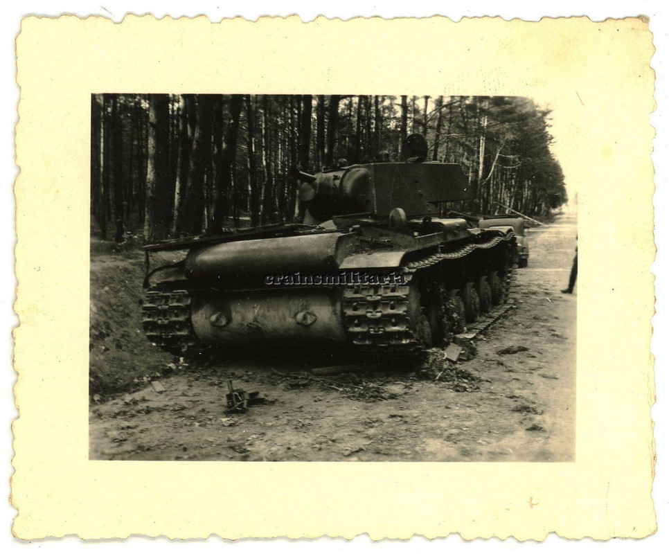 Orig. Foto zerstörte russische Beute Panzer KW-1 KV-1 Tank in Russland